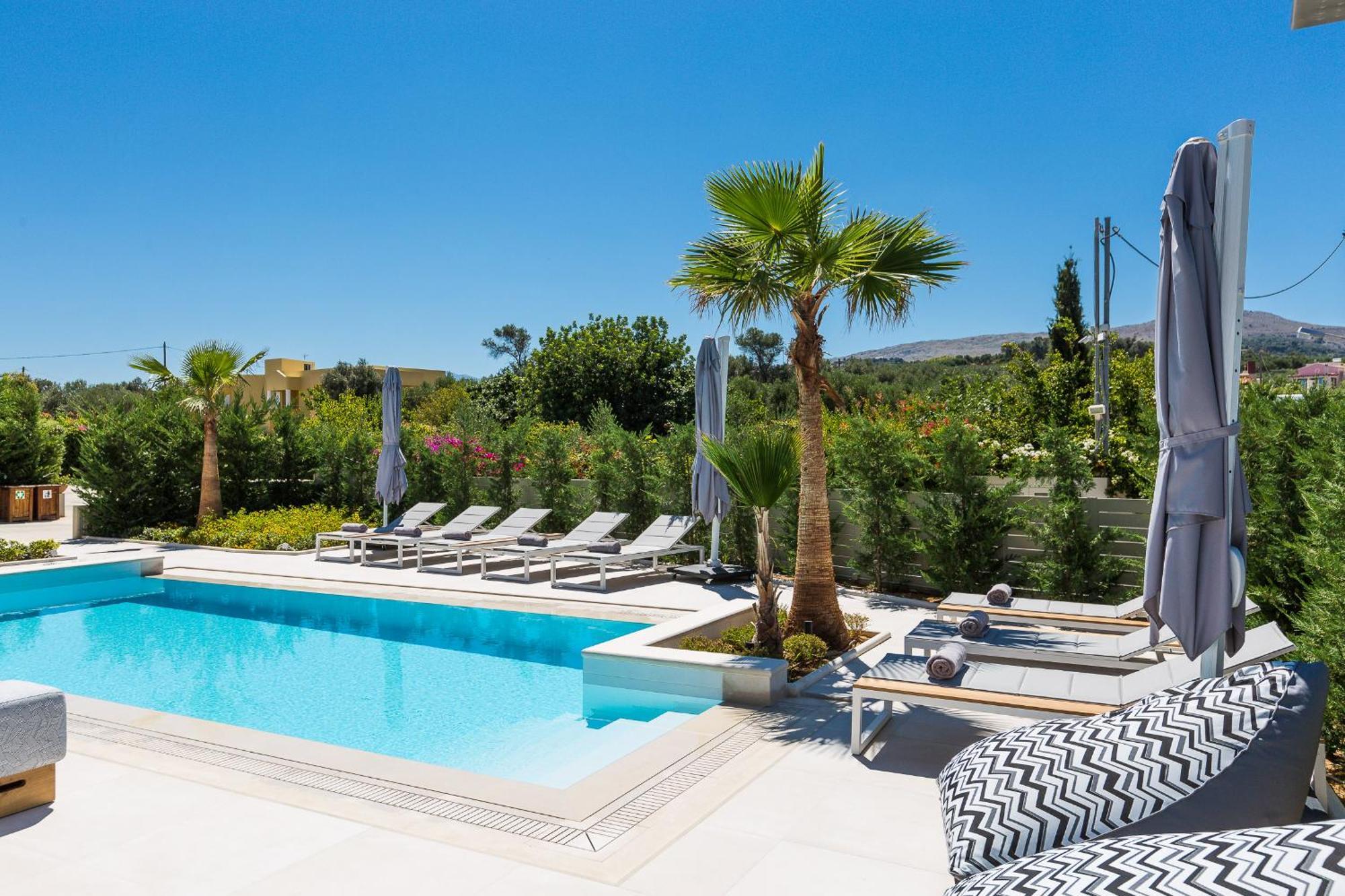Vasilios Villa, With Pool, Gym & Close To Beach, By Thinkvilla Loutra Екстериор снимка